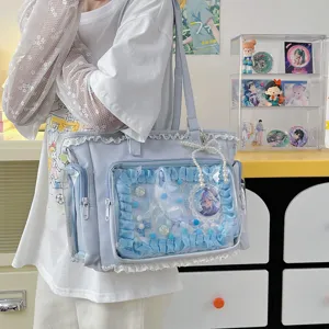 Bolso tote ita azul kawaii con ventana transparente volantes y colgante de perlas para chicas detalle.