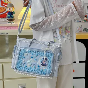 Primer plano de bolso ita azul claro con delicado encaje, ventana transparente y lazo.