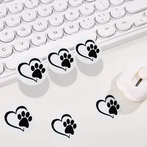 Detailopname van zwart-witte hart hondenpoot stickers voor decoratie enverzegeling.