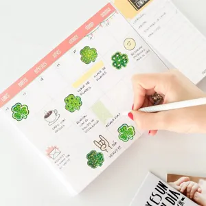 Gros plan détaillé d'autocollants laser trèfle pailletés verts sur un calendrier pour vos loisirs.