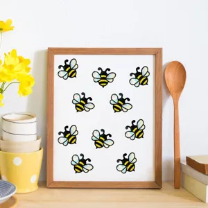 Detailaufnahme von holografischen süßen Bienenmuster-Aufklebern im gemütlichen Holzrahmen.