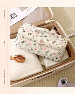 Borsa da viaggio trapuntata a fiori a doppio strato per asciugacapelli e arricciacapelli, dettaglio.