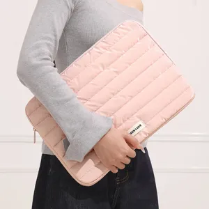 Custodia per laptop trapuntata rosa, borsa portaoggetti leggera in piumino, pochette portatile.