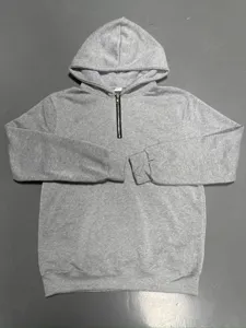 Vista dettagliata della felpa con cappuccio e mezza zip da uomo, stile casual.
