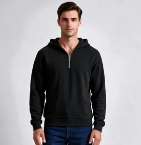 Vista dettaglio della felpa con cappuccio in pile mezza zip da uomo con colletto e tessuto.