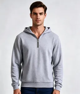 Vista dettagliata della felpa con cappuccio e mezza zip in pile per uomo di colore grigio.