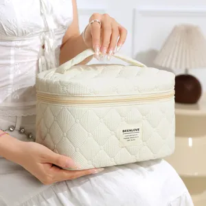 Gesteppte Kosmetiktasche für Damen, tragbarer Make-up-Organizer mit Griff und Reißverschluss.