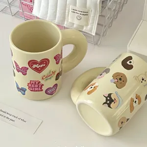 Jolie tasse en céramique avec poignée épaisse et motif de chiot rétro, parfaite pour cadeau.