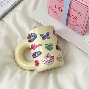 Tasse a cafe en ceramique retro americaine avec poignee epaisse et autocollants colores.