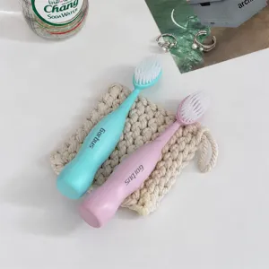 Gros plan de la brosse à dents souple à large tête avec poils denses pour un nettoyage profond.