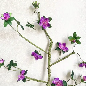 Primo piano di fiori di azalea artificiali con rami in schiuma morbida per la decorazione.