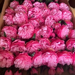 Dettaglio di bouquet di peonie artificiali rosa per decorazioni domestiche e matrimonio.