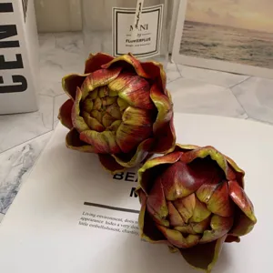 Nahaufnahme künstliche Artischocke Heimdeko Ornament, realistisches Tischdisplay Botanik.