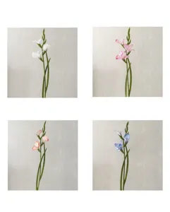 Dettaglio di fiore di gladiolo in gomma morbida per la decorazione di hotel e matrimoni.