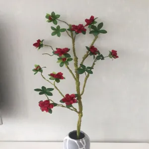 Pianta in vaso di fiori di azalea artificiale con rami in schiuma per soggiorno