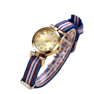 Modieus dames horloge met goudkleurige ronde kast en rood-wit-blauwe canvas band.