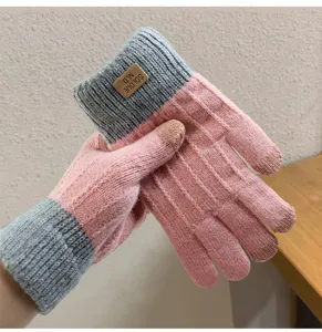 Guanti touchscreen in maglia dettaglio rosa e grigio guanto caldo invernale in lana.