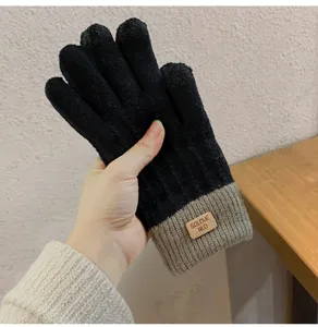 Vista dettagliata di guanti invernali in maglia touchscreen, guanti di lana termici e caldi.