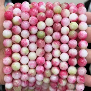 Détail de perles rondes en tourmaline rose et verte quartz fraise pour bijoux faits main.