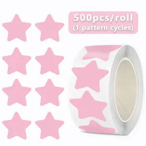Dettaglio rotolo adesivo stella rosa, 500pz, ideale per sigillare buste e progetti creativi!