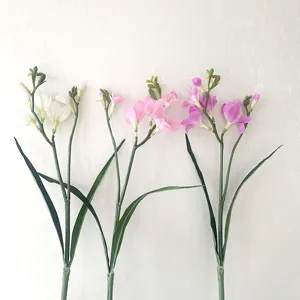 Dettaglio stelo di fiore di fresia artificiale, bouquet finto per decorazione tavola matrimonio.