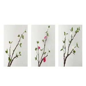 Vista dettagliata di rami zen artificiali con foglie verdi e fiori rosa e bianchi.