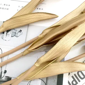Gedetailleerd uitzicht van gouden PU mini calla kunstbloem voor trouw en huisdecoratie.