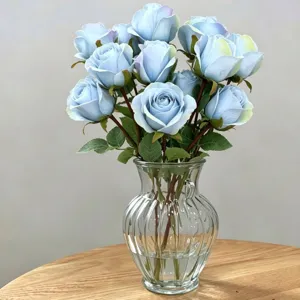 Künstlicher blauer Rosenstrauß in klarer Glasvase, ideal für Heimdekoration und Hochzeitsfeier.
