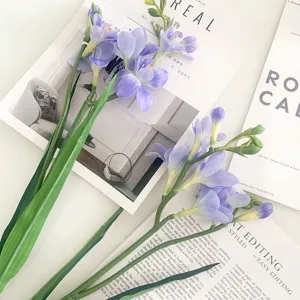 Bouquet di fiori di fresia viola artificiale pianta di composizione floreale decorativa