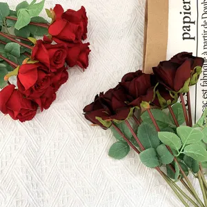 Kuenstliche Seidenrosen Blumenstrauss kuenstliche rote Blumen fuer Heimtextilien Hochzeit Party