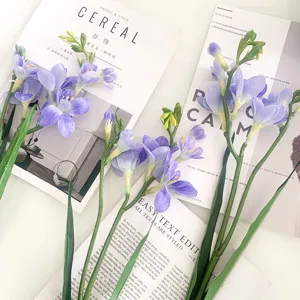 Bouquet di fiori di fresia viola artificiale pianta di simulazione per decorazione tavola