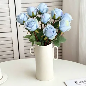 Künstlicher blauer Rosenstrauß in weißer Keramikvase für Heimdekoration und Hochzeitsfeiern.