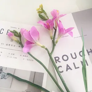 Ramo di fiori di fresia artificiale dettaglio, ideale per decorazioni da tavola e composizioni.
