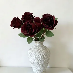 Dunkelrote künstliche Rosen in strukturierter weißer Keramikvase für Heimdekoration Hochzeit