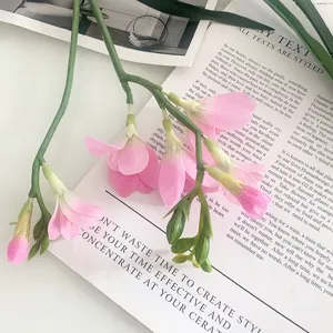Vista dettagliata di fresia artificiale, ramo di fiori rosa con stelo verde decor.