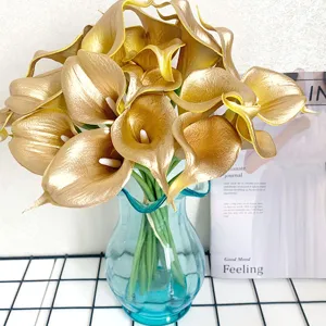 Gouden PU calla lelie kunstbloemen boeket met blauwe glazen vaas voor thuis bruiloft decoratie.
