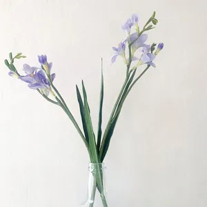 Bouquet di fiori di fresia viola artificiali in vaso di vetro per decorazioni casa nozze.
