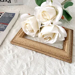 Nahaufnahme Detail künstliche weiße Rosenblüte mit grünen Blättern für die Dekoration.