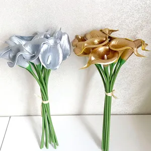 Kunstmatige metallieke zilveren en gouden calla lelie bloemenboeket voor decoratie.
