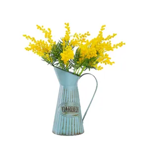 Fleurs de mimosa artificielles jaunes en vase en métal, arrangement floral pour déco maison.