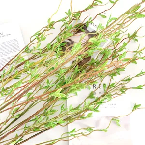 Detailaufnahme künstlicher grüner Weidenblattzweige für die Raum- und Hochzeitsdekoration.