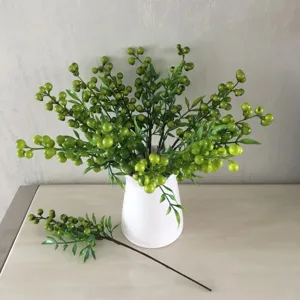 rami di bacche verdi artificiali in vaso bianco, pianta finta realistica per casa.