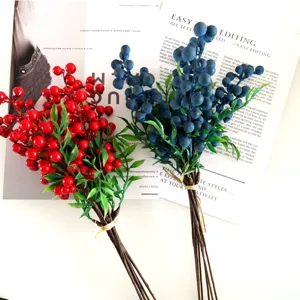 Primo piano dettagliato di rami di frutta in schiuma artificiale con foglie verdi per decorare.
