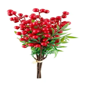 Ramo di bacche rosse artificiali per decorazione natalizia, composizione floreale finta.