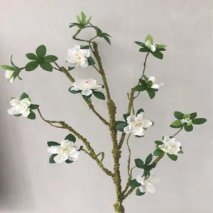 Dettaglio ramo di fiori di azalea bianca artificiale, perfetto per decorazione domestica.