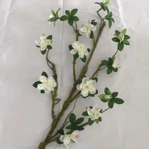 Ramo di fiori di azalea artificiale con fiori bianchi e foglie verdi per decorazione domestica.
