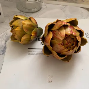 Realistische künstliche Artischocken Dekoration Details, natürliche Texturen für Zuhause.