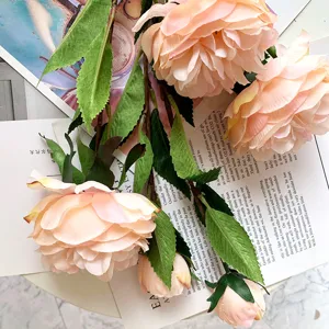 Vista dettagliata del ramo di peonia artificiale a 5 teste, ideale per decorazioni e fotografia.