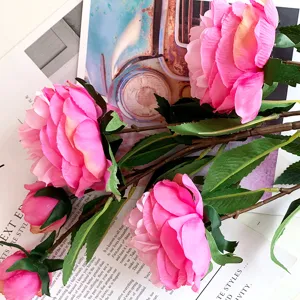 Splendidi dettagli di fiore di peonia rosa artificiale, ideali per decorazioni floreali casa e nozze.
