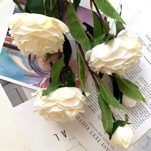 Vista dettagliata di Peonie bianche artificiali a 5 teste per decorazioni domestiche e foto.